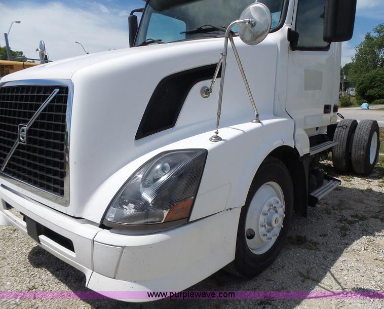 image for item L6161 2006 Volvo VNL semi truck