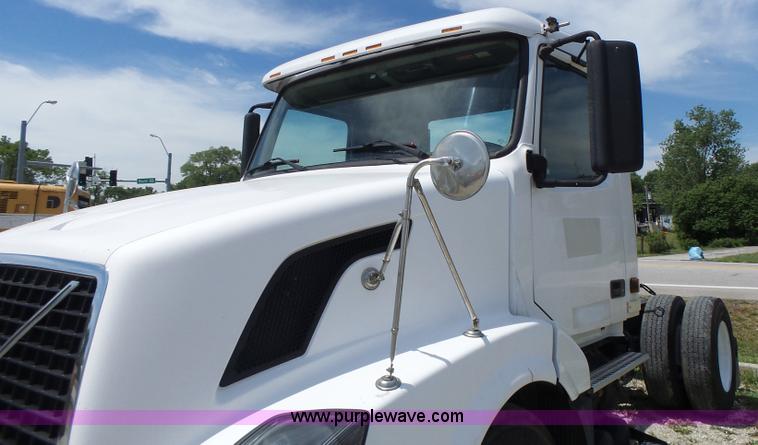 image for item L6161 2006 Volvo VNL semi truck