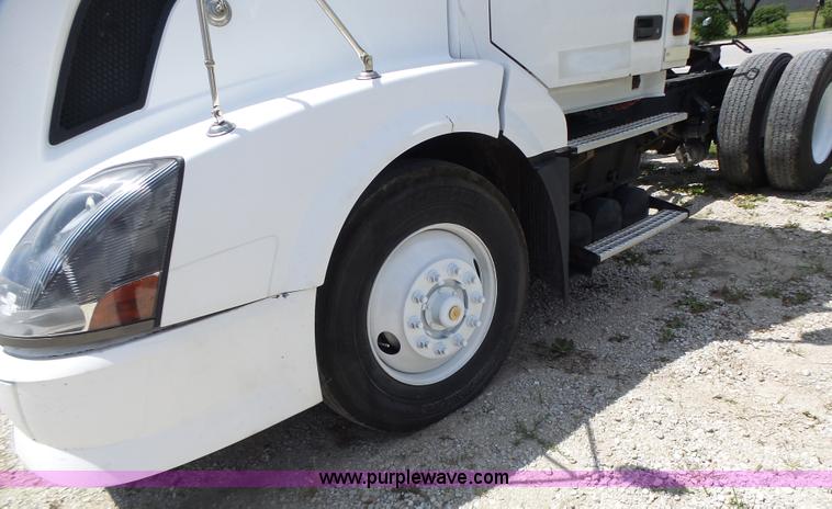 image for item L6161 2006 Volvo VNL semi truck