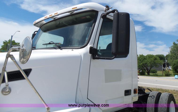image for item L6161 2006 Volvo VNL semi truck