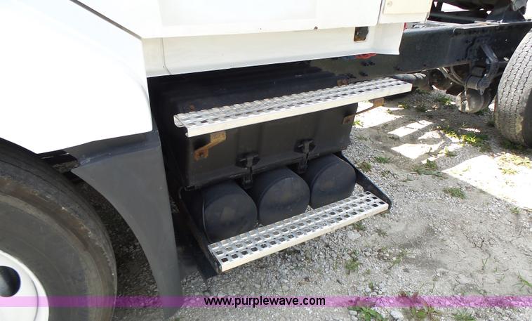 image for item L6161 2006 Volvo VNL semi truck