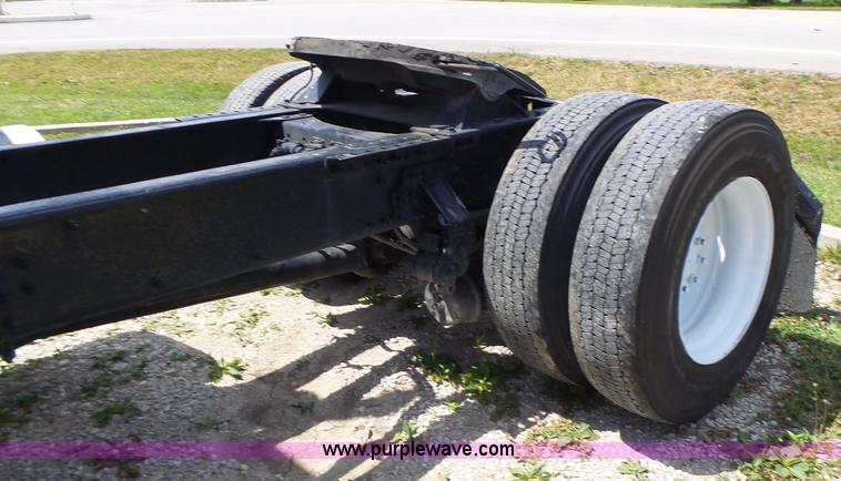 image for item L6161 2006 Volvo VNL semi truck