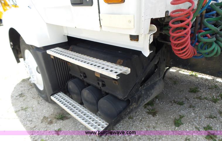 image for item L6161 2006 Volvo VNL semi truck