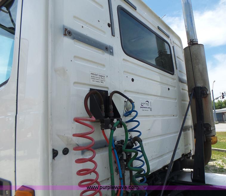 image for item L6161 2006 Volvo VNL semi truck