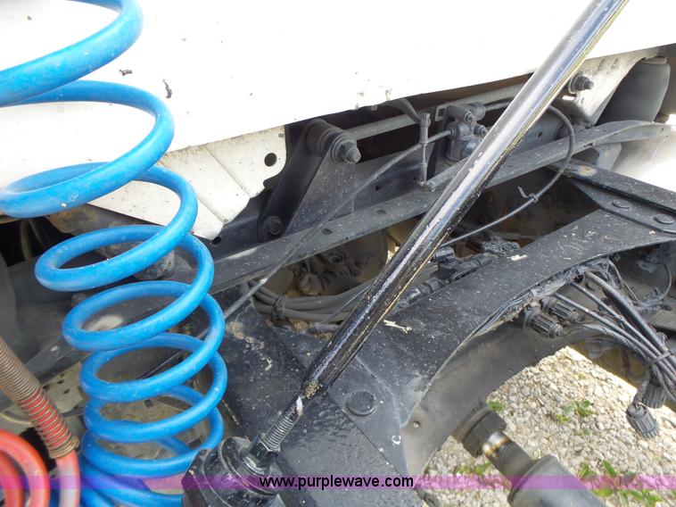 image for item L6161 2006 Volvo VNL semi truck