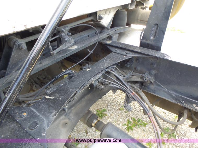 image for item L6161 2006 Volvo VNL semi truck