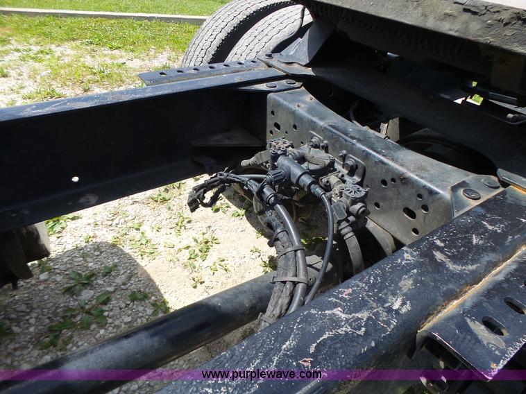 image for item L6161 2006 Volvo VNL semi truck