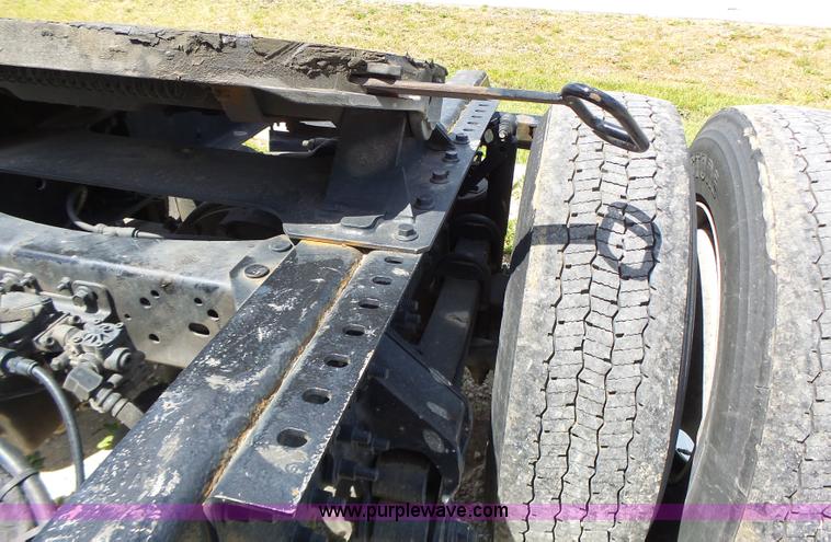 image for item L6161 2006 Volvo VNL semi truck