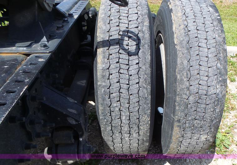 image for item L6161 2006 Volvo VNL semi truck