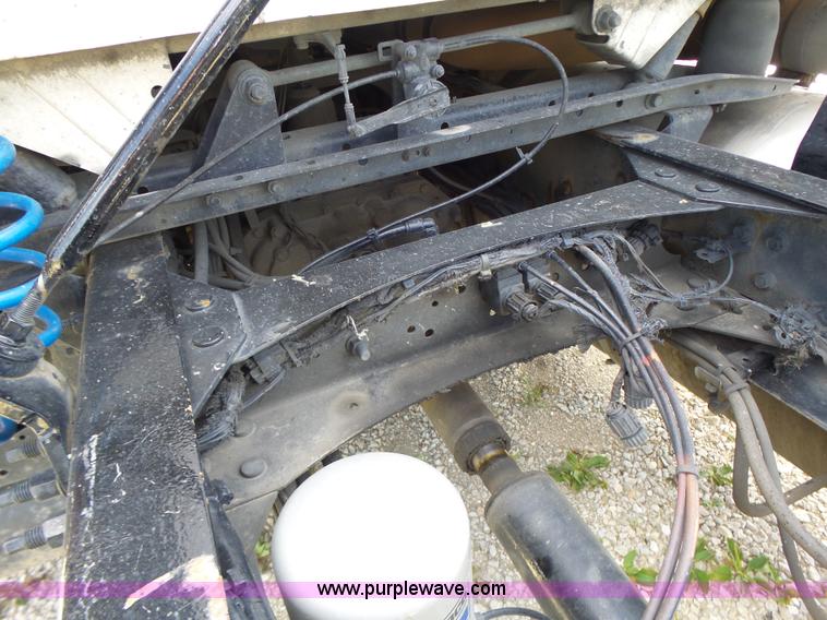 image for item L6161 2006 Volvo VNL semi truck