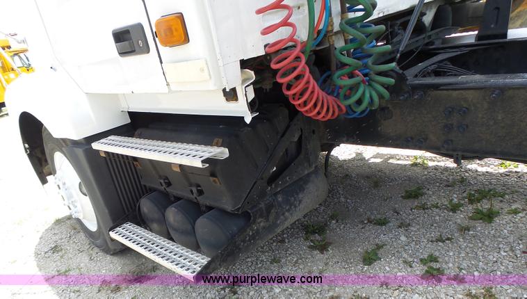 image for item L6161 2006 Volvo VNL semi truck