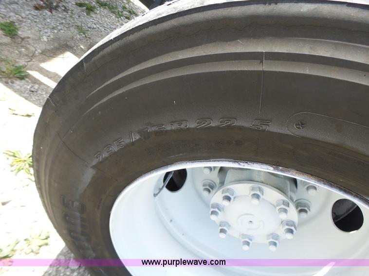 image for item L6161 2006 Volvo VNL semi truck