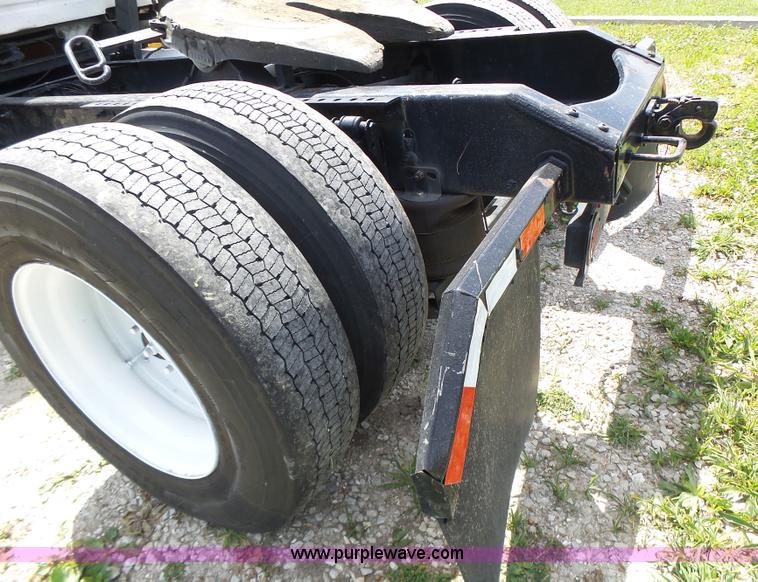 image for item L6161 2006 Volvo VNL semi truck