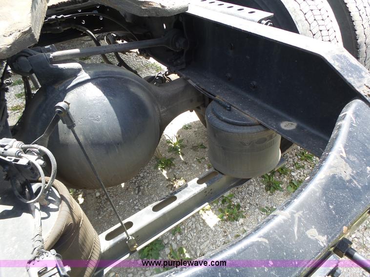 image for item L6161 2006 Volvo VNL semi truck