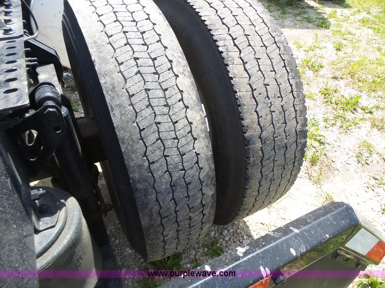 image for item L6161 2006 Volvo VNL semi truck