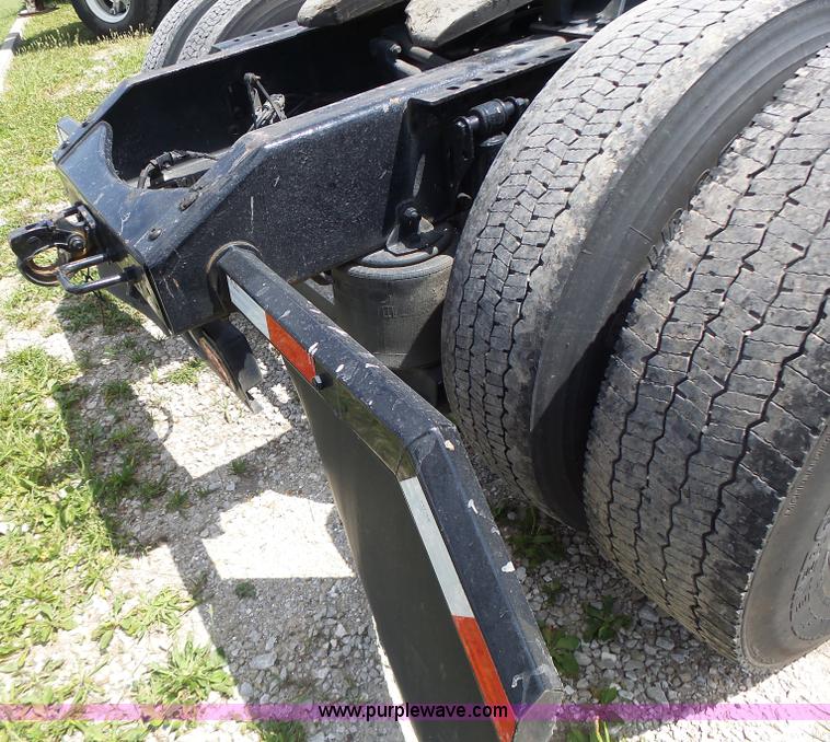 image for item L6161 2006 Volvo VNL semi truck