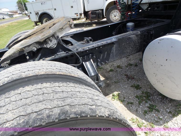 image for item L6161 2006 Volvo VNL semi truck