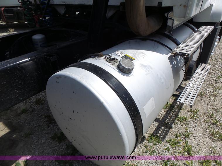 image for item L6161 2006 Volvo VNL semi truck