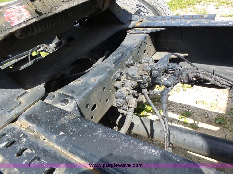 image for item L6161 2006 Volvo VNL semi truck