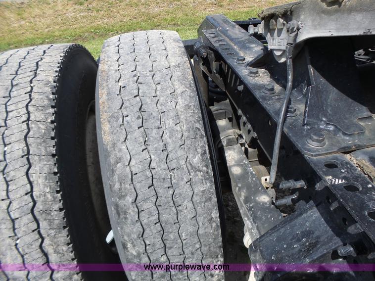 image for item L6161 2006 Volvo VNL semi truck