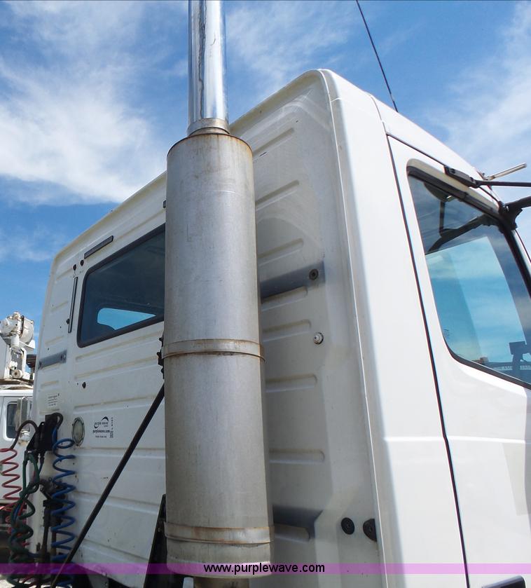 image for item L6161 2006 Volvo VNL semi truck