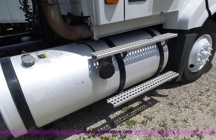 image for item L6161 2006 Volvo VNL semi truck