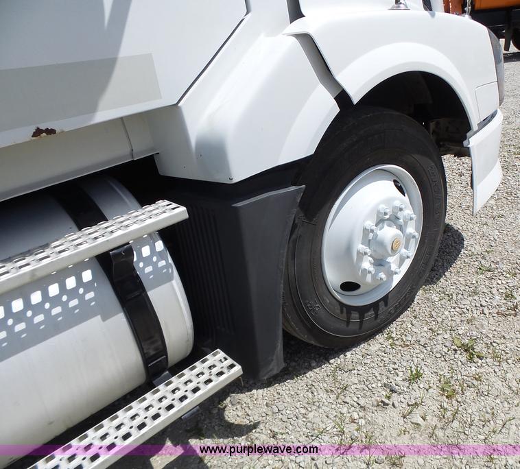 image for item L6161 2006 Volvo VNL semi truck