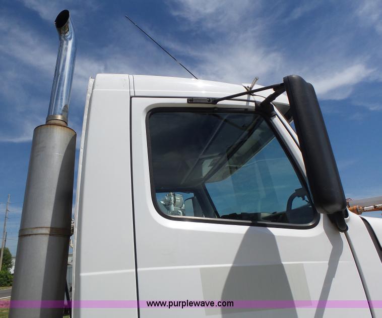 image for item L6161 2006 Volvo VNL semi truck