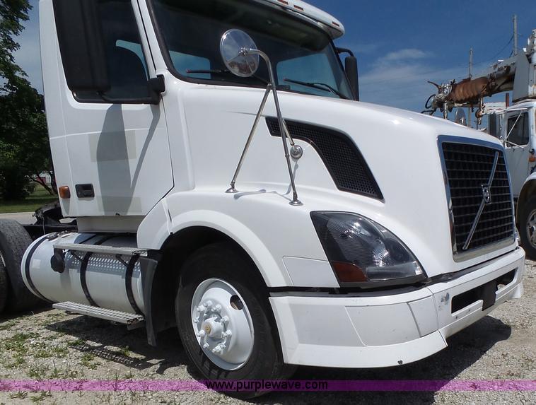 image for item L6161 2006 Volvo VNL semi truck