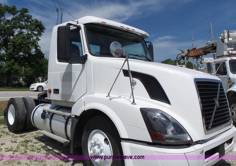 image for item L6161 2006 Volvo VNL semi truck