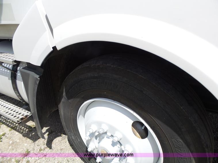 image for item L6161 2006 Volvo VNL semi truck