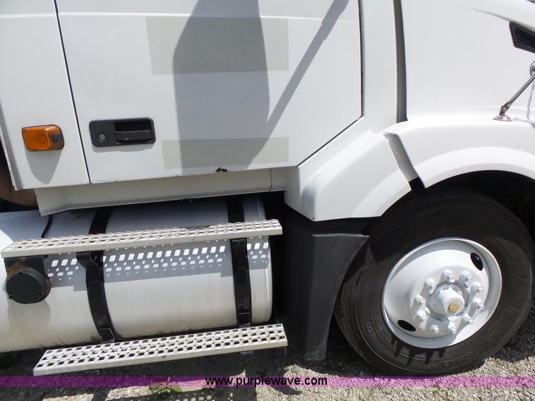 image for item L6161 2006 Volvo VNL semi truck
