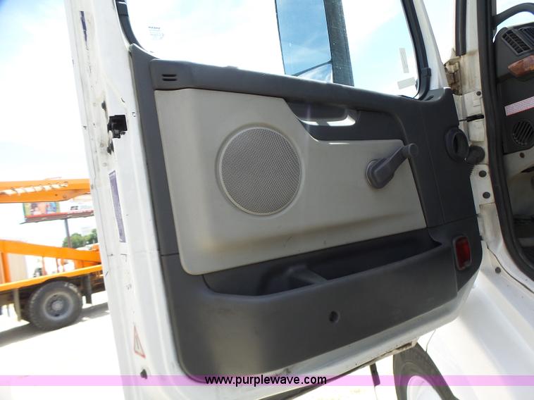 image for item L6161 2006 Volvo VNL semi truck