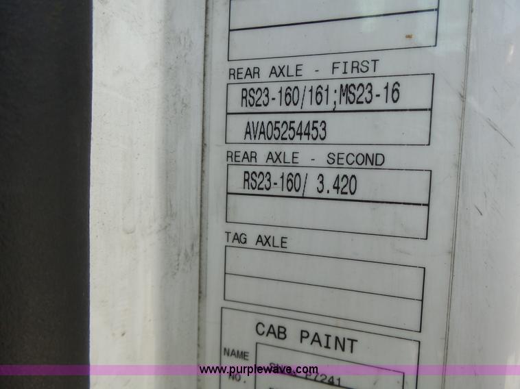 image for item L6161 2006 Volvo VNL semi truck