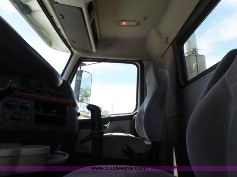 image for item L6161 2006 Volvo VNL semi truck