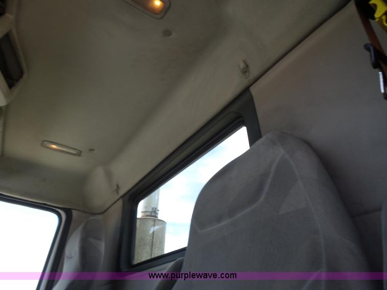 image for item L6161 2006 Volvo VNL semi truck