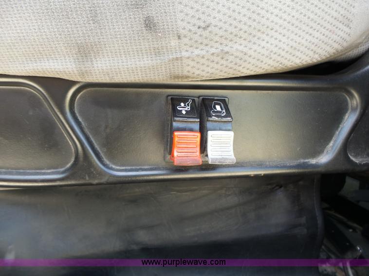 image for item L6161 2006 Volvo VNL semi truck