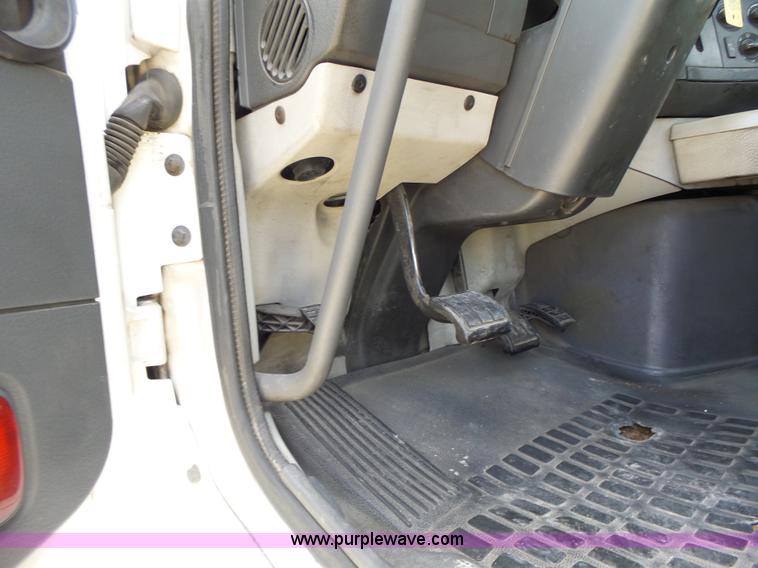 image for item L6161 2006 Volvo VNL semi truck