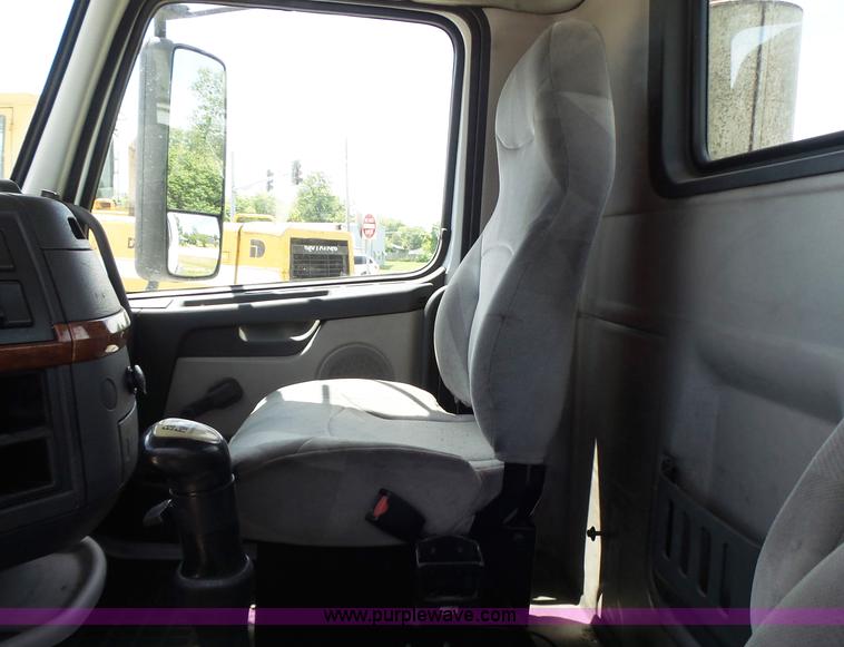 image for item L6161 2006 Volvo VNL semi truck