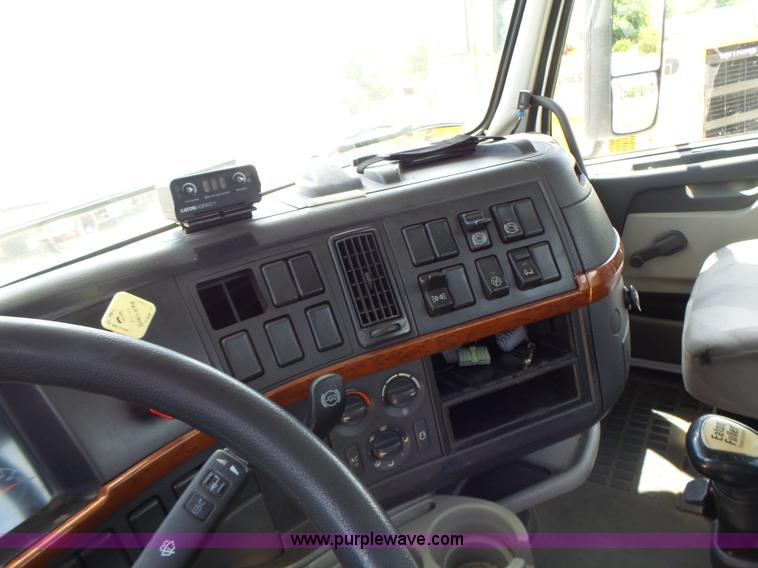 image for item L6161 2006 Volvo VNL semi truck