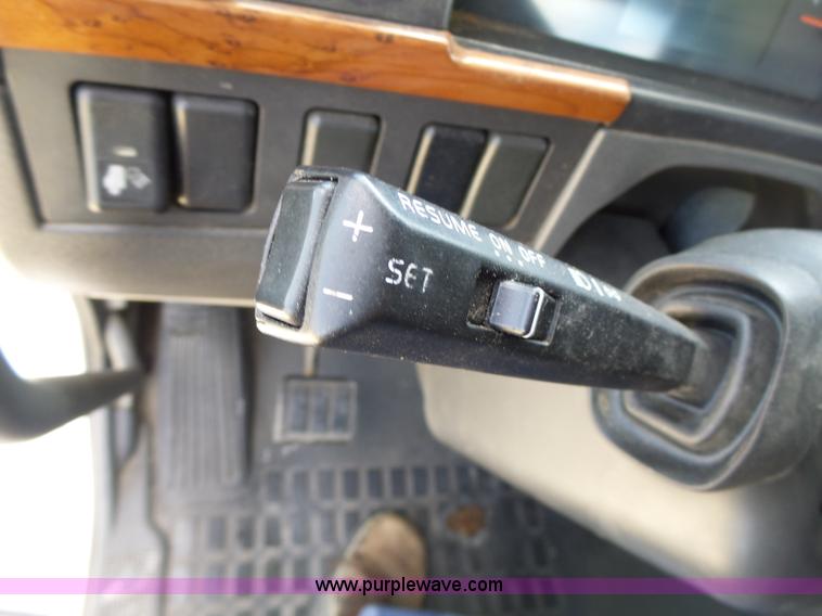 image for item L6161 2006 Volvo VNL semi truck