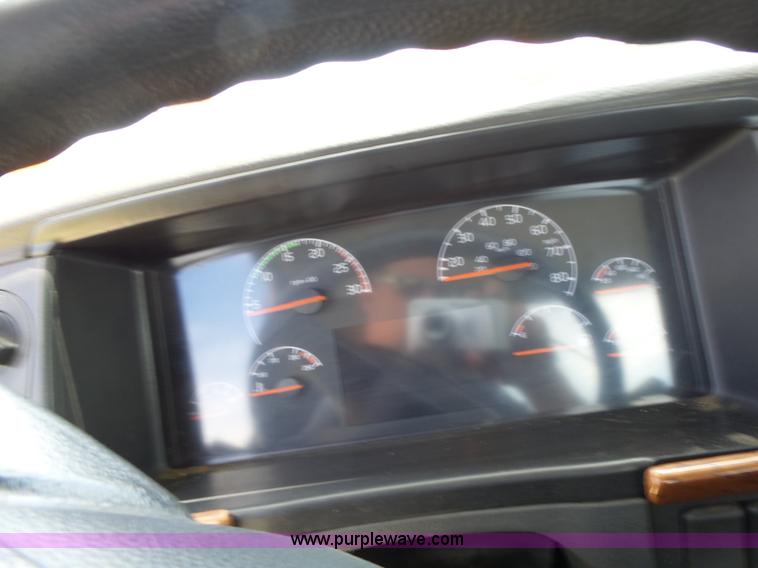 image for item L6161 2006 Volvo VNL semi truck