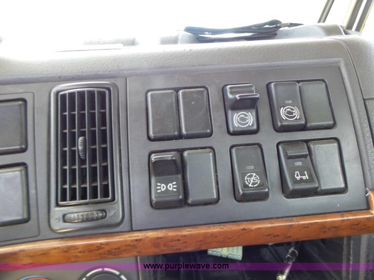 image for item L6161 2006 Volvo VNL semi truck