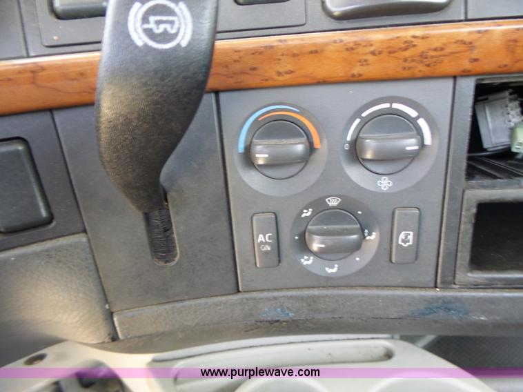 image for item L6161 2006 Volvo VNL semi truck