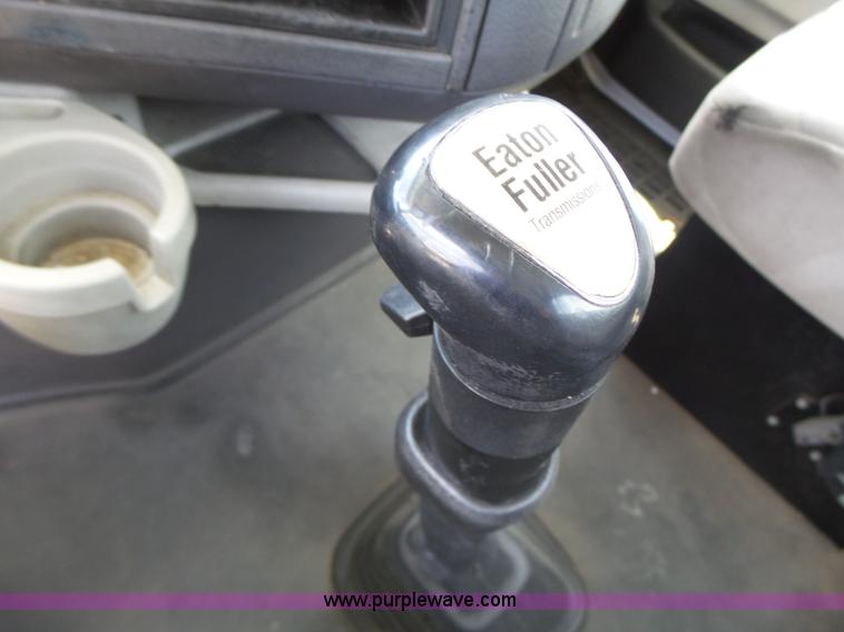 image for item L6161 2006 Volvo VNL semi truck