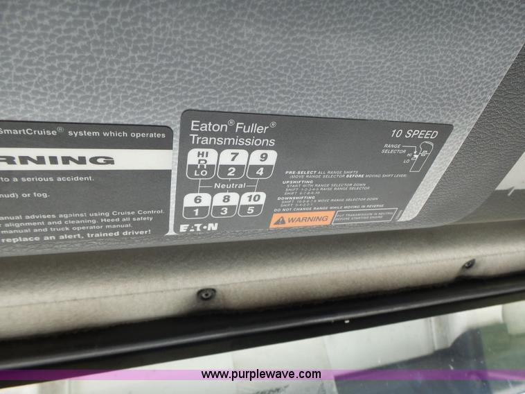 image for item L6161 2006 Volvo VNL semi truck