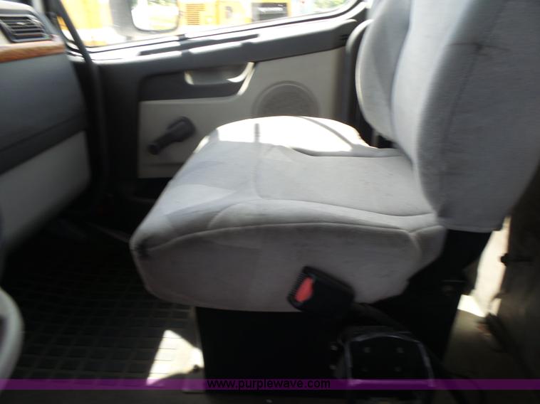 image for item L6161 2006 Volvo VNL semi truck