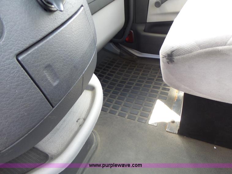 image for item L6161 2006 Volvo VNL semi truck