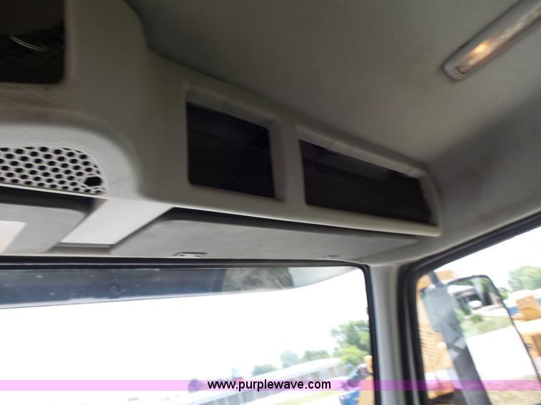 image for item L6161 2006 Volvo VNL semi truck