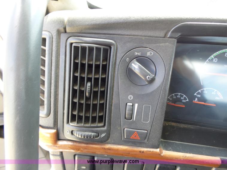 image for item L6161 2006 Volvo VNL semi truck